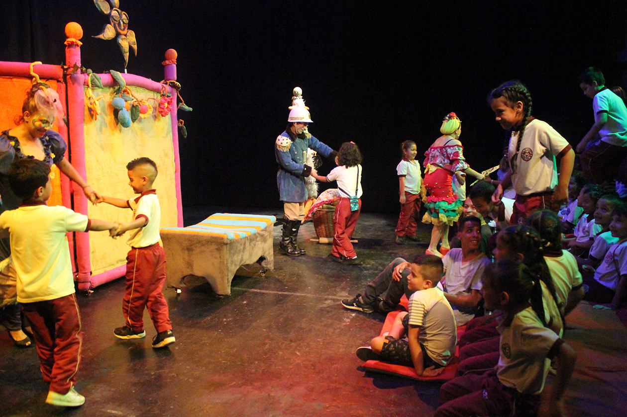 Que es un sistema de Teatro en Casa? – Brincando por los barrios